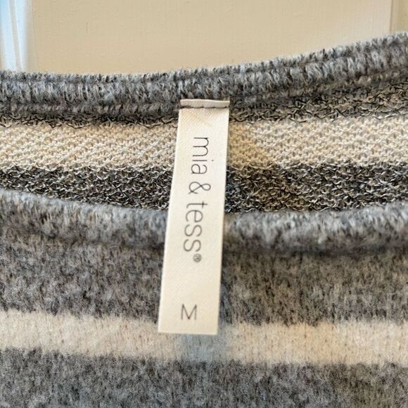 NWOT Mia & Tess grey & white striped sweater Size M - Picture 3 of 6
